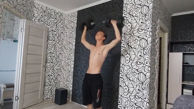 Смешное видео как Я впервые за 10 лет взяла в руки в гантели