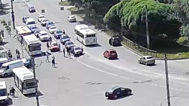 Мотоциклист слетел с байка и врезался во встречную машину (видео: Baza.net)