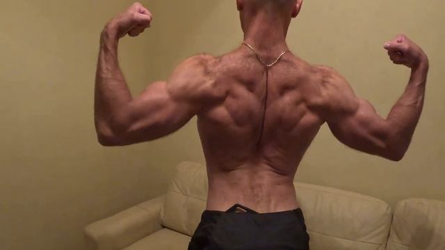 Хорошо с прогрессировал! Рельеф и детализация стали лучше на спине, дельтах, грудных, бицепс/трицеп