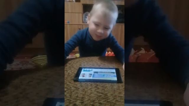 Три полоски,адидас красовки....