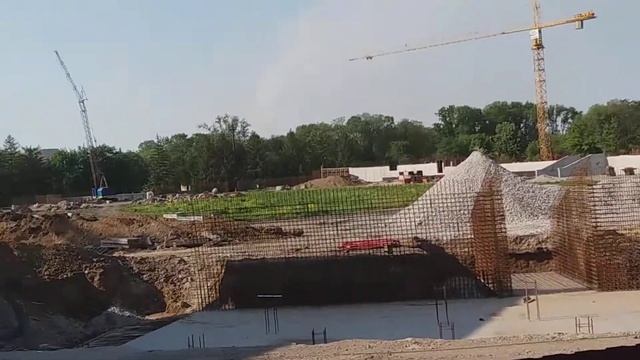 Кривой Рог Реконструкция стадиона Металург строят новые трибуны.