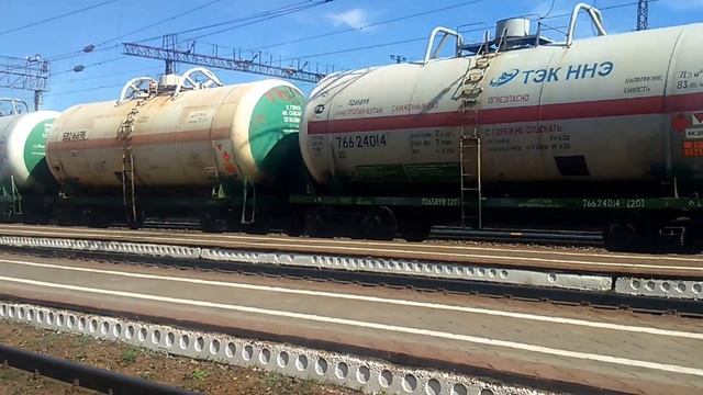 Тепловоз с грузовым поездом на станции Волгоград-2