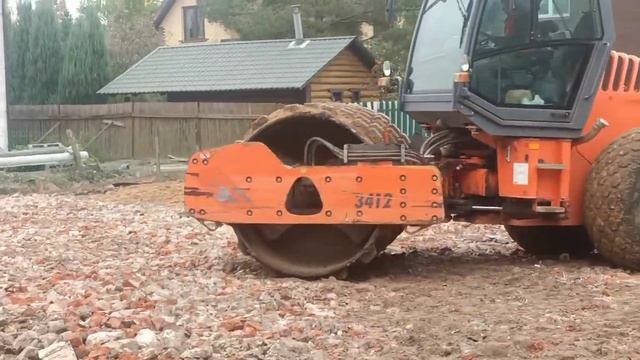 Уплотнение насыпи катком с кулачковым вальцом.