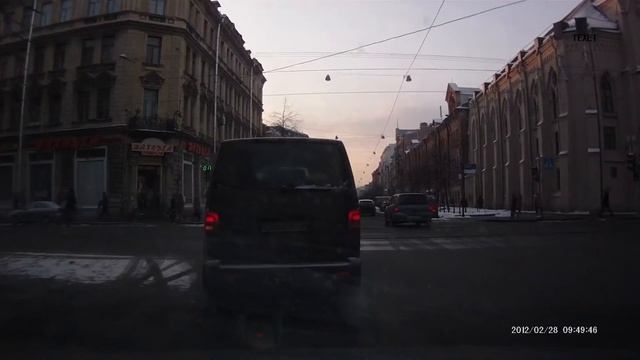 Пешеходы лезут под машину