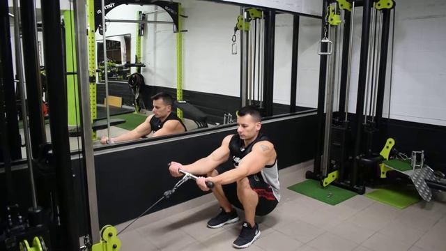 Kneeling Biceps Curl With Bar / Бицепсово сгъване на колене с лост на долен скрипец