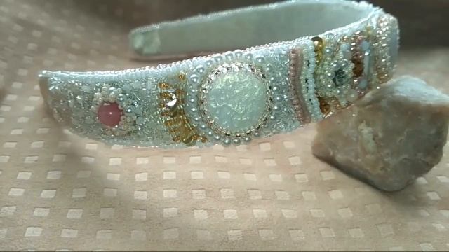 Вышитый ободок из бисера и кристалов