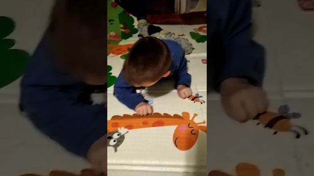 Артем ползает (видео от 7 января 2022 г.)