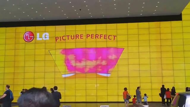 World's Largest VideoWall At Suntec Mall