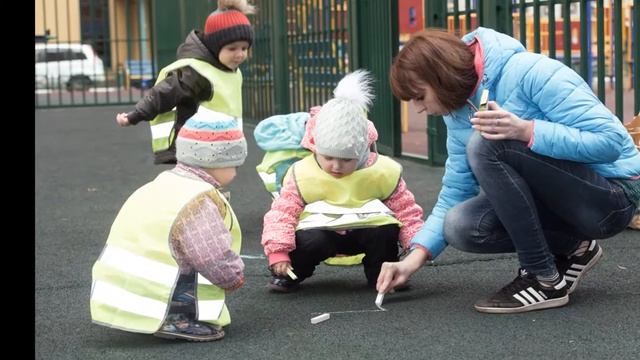 Дети на детской площадке: общение со сверстниками