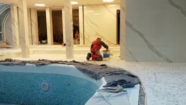 Крупноформатный керамогранит в бассейне
.mp4