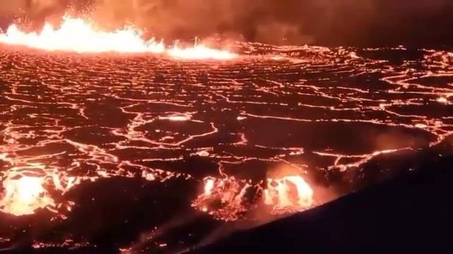 В 30 километрах от столицы Исландии пробудился вулкан Фаградальсфьядль.