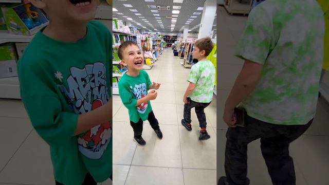 Дарим девчонкам стикерсы. Торговый центр. Слежка