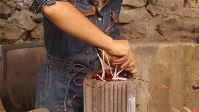 девушка ремонтирует трубы насоса