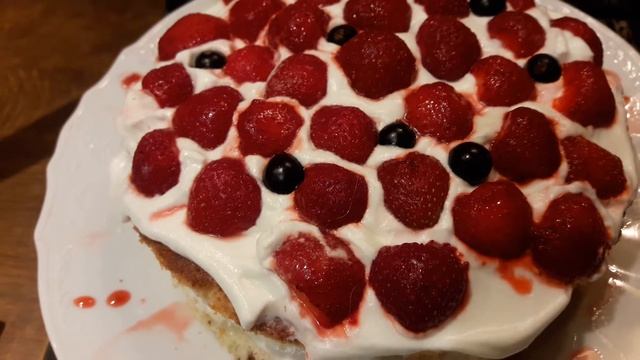 Сезон сбора тортиков с клубничкой