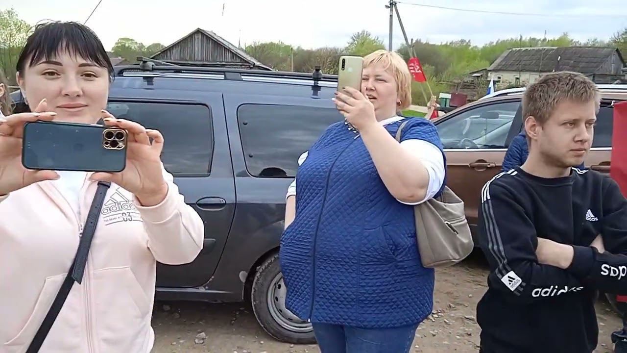Участники автопробега по памятным местам Козельского района поют 