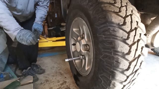 У Толика, перестановка колёс и ремонт амортизатора.