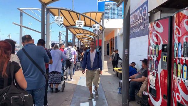 Граница Мексики и США  ЖИВОЙ ОЧЕРЕДЬ. тихуана cbp cbpone границасша