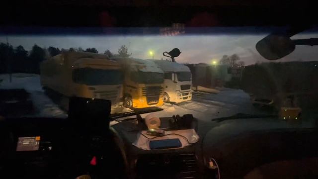 Ночую в Гостинице. Снова в строю✅ Буксую на стоянке.? #водителькатегориие #дальнобой #мерседес