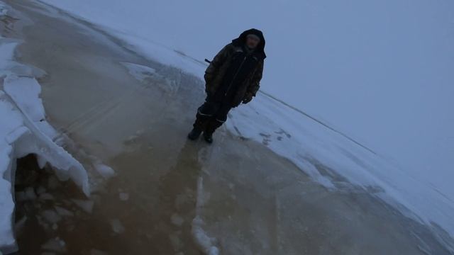 Ледяной торос на озере Ильмень Береговые Морины -Мстинский нос примерно 3 км 24 01 2021