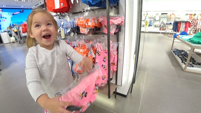 VLOG / София на шопинге в детском магазине скупает все купальники / Sofik With Mommy Doing Shopping