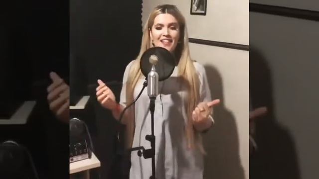 Красивая девушка классно поёт 😍