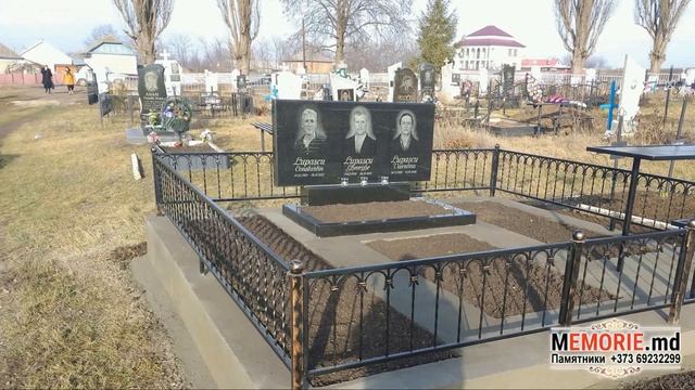Памятник из гранита тройной горизонтальный с оградкой