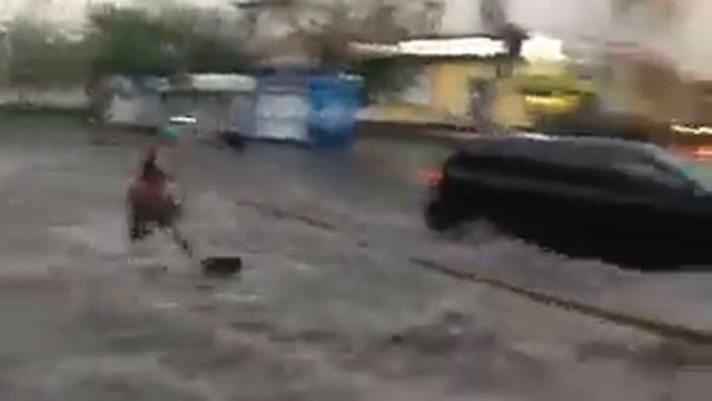 Чувак катается на вейке в центре иркутска