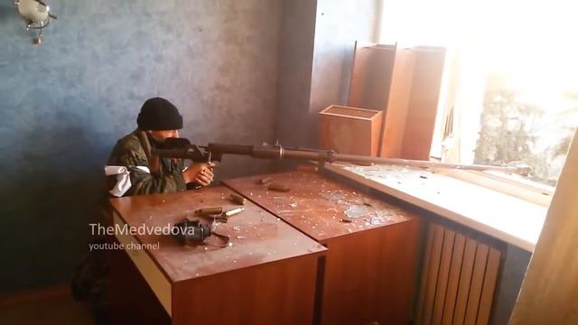 ополченец стреляет из ПТРД   Airport Donetsk Militia Shoots