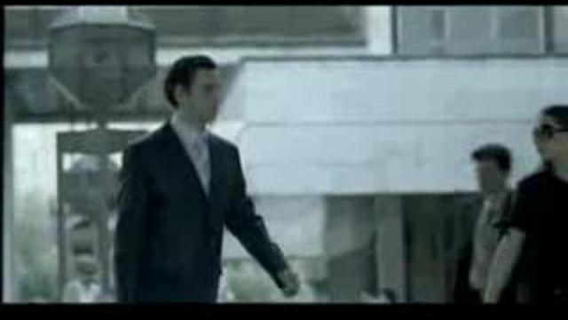 Будь человеком! В железных машинах - живые люди.