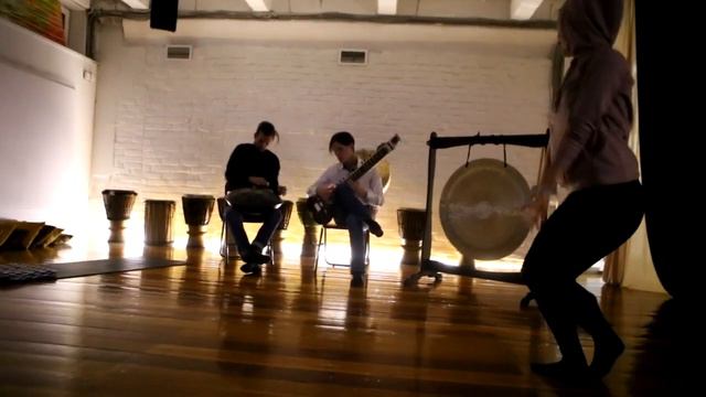 Девочка в капюшоне танцует под ханг и ситару.