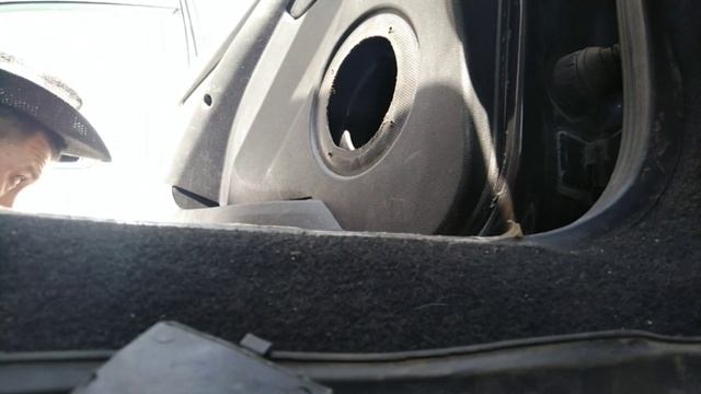 Ремонт дверей: снятие обшивки и замена ручек