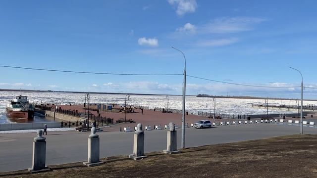 28 апреля 2022 год. Архангельск, начался густой ледоход.