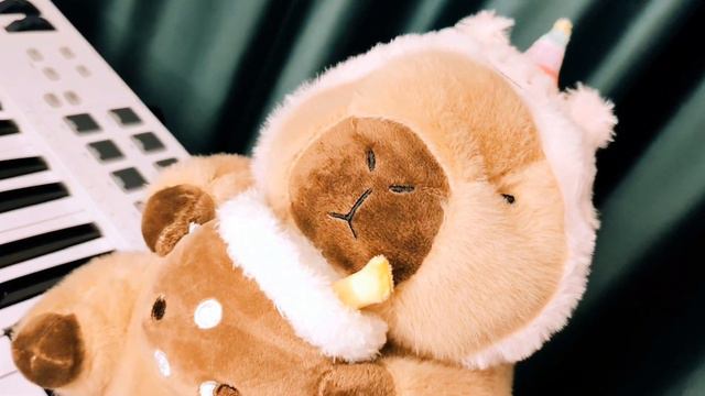 Пушистая капибара подарок в шляпке единорога 30 см