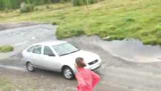 Друг Слава едет по лужам