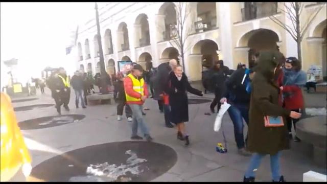 Куда едем? На Кремль, конечно! Автопробег дальнобойщиков в Петербурге