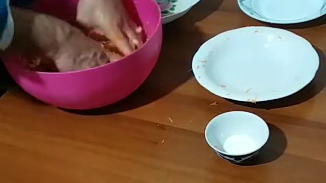 Как быстро и легко квасить капусту на закусочку!Смотрите видео!