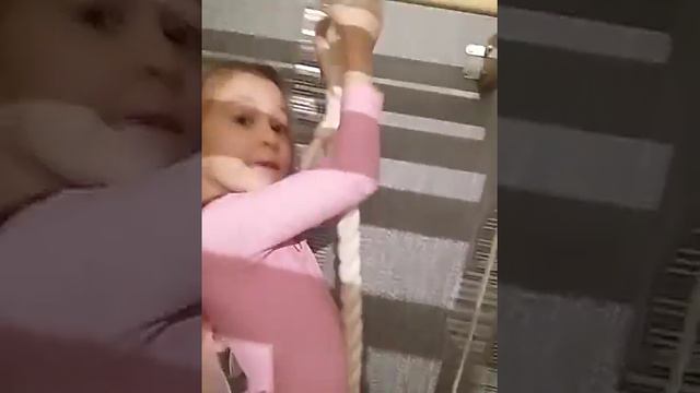 Ева и шведская стенка
