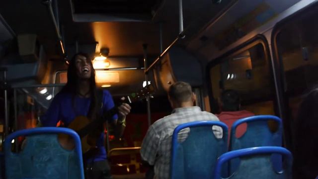 Мексиканский певец в автобусе