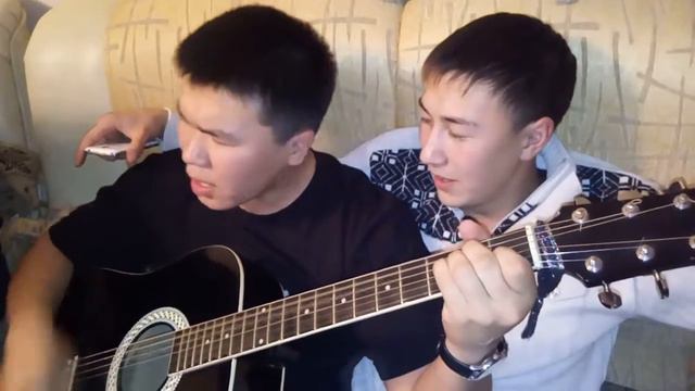 Как же после службы не спеть на гитаре.
