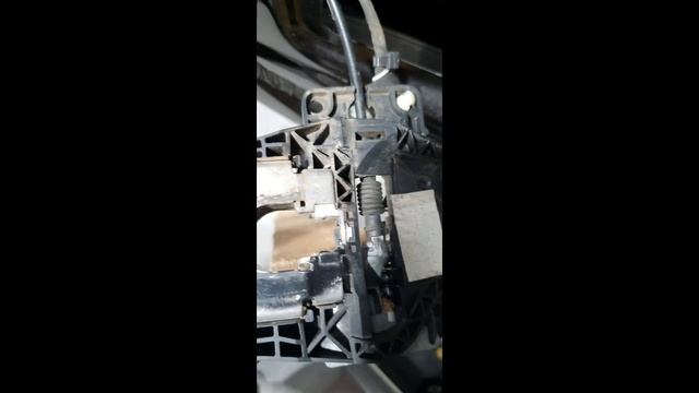 Ремонт дверей: снятие обшивки и замена ручек