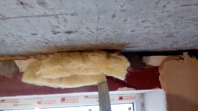 Утепляем щели оставленные застройщиком.