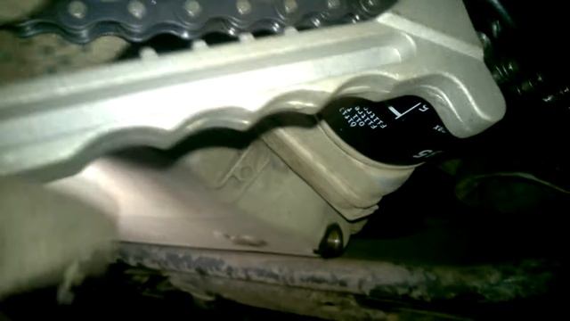 Как открутить масляный фильтр Ауди А6 С5 универсальным ключом-съемником