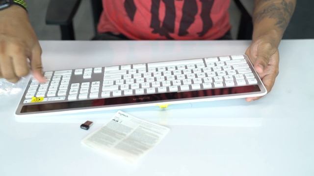 UNBOXING & REVIEW : Logitech K750 Solar Wireless Keyboard - Best Keyboard For Mac!