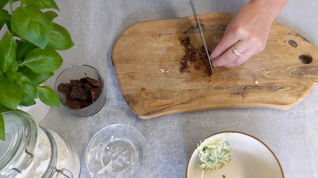 PUSZYSTY CHLEBEK Z SUSZONYMI  POMIDORAMI