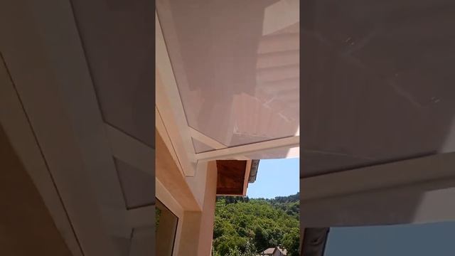 Навес над овален балкон от алуминиева конструкция с плътен поликарбонат