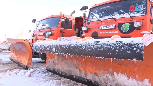 Дорожные службы убирают снег на улицах Волгограда в круглосуточном режиме