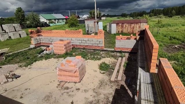 Кладка первого этажа.