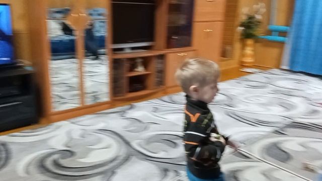 Ульянка делает сальто и садиться на шпагат.