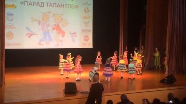 Катюша танцует танец 