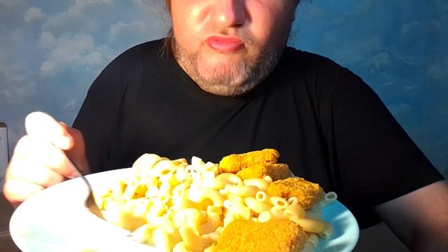 Снова обжор и еда на камеру. Наггетсы и макароны. Боюсь похудеть. Мукбанукбанг.